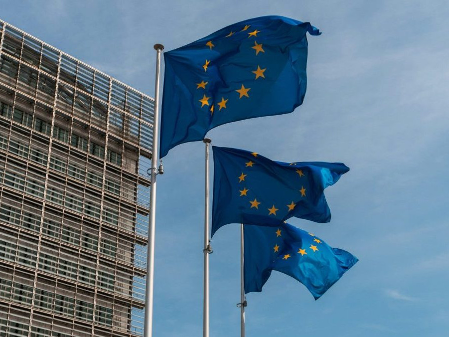 Na snímke vlajky EÚ.