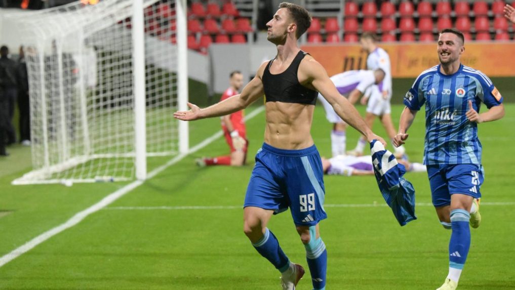 Na snímke radosť zľava Andraža Šporara a Róberta Maka zo Slovana Bratislava po treťom góle v zápase 3. kola dohrávky Niké ligy vo futbale medzi KFC Komárno - ŠK Slovan Bratislava.