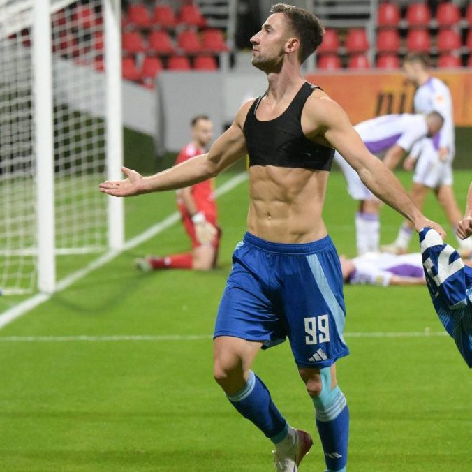 Na snímke radosť zľava Andraža Šporara a Róberta Maka zo Slovana Bratislava po treťom góle v zápase 3. kola dohrávky Niké ligy vo futbale medzi KFC Komárno - ŠK Slovan Bratislava.