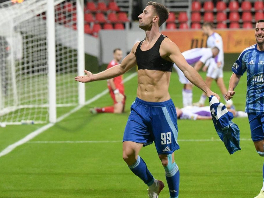 Na snímke radosť zľava Andraža Šporara a Róberta Maka zo Slovana Bratislava po treťom góle v zápase 3. kola dohrávky Niké ligy vo futbale medzi KFC Komárno - ŠK Slovan Bratislava.