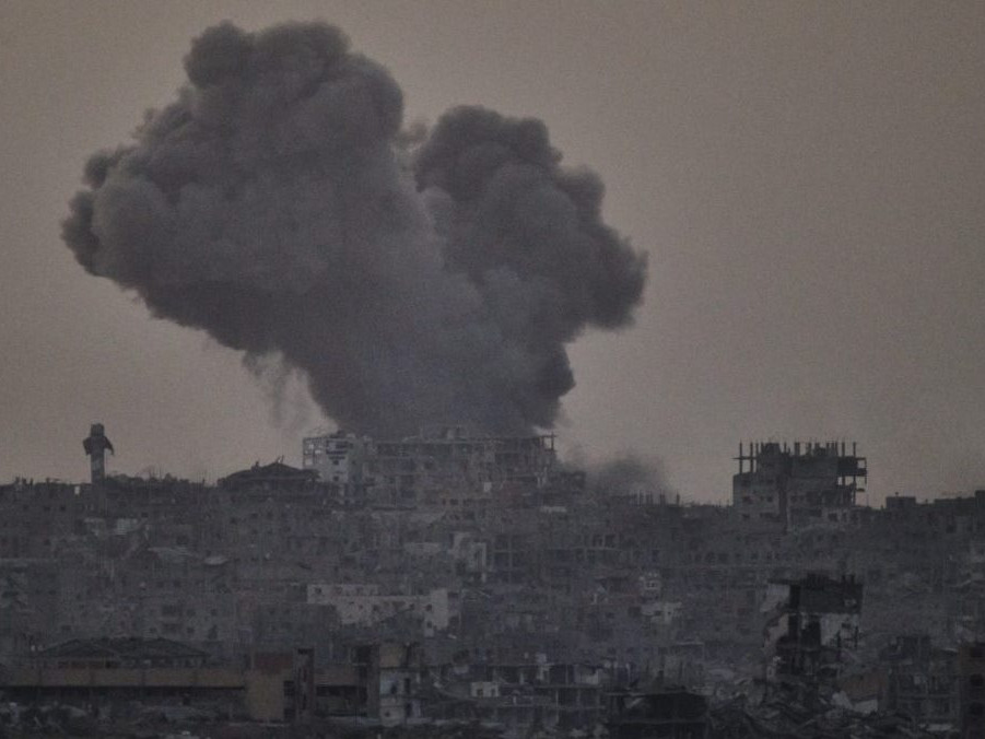 dym stúpa po izraelskom údere v Pásme Gazy