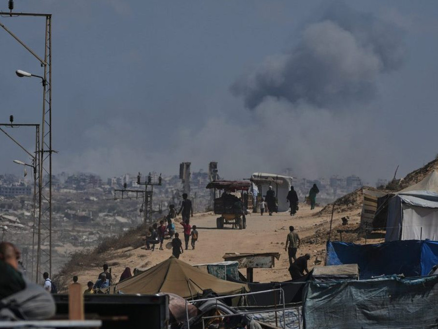 Na ilustračnej snímke dym stúpa v meste Gaza.