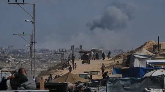 Na ilustračnej snímke dym stúpa v meste Gaza.
