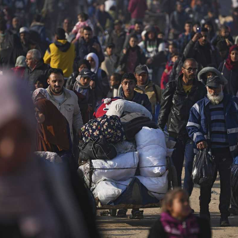 Na snímke vracajúci sa Palestínčania.