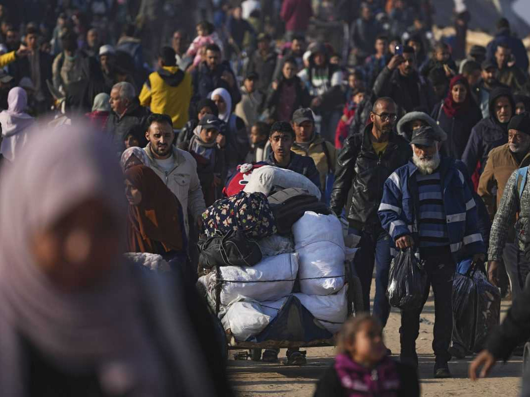 Na snímke vracajúci sa Palestínčania.