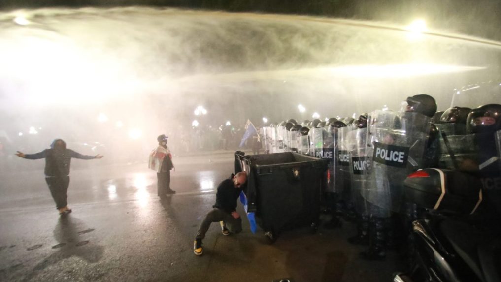 Polícia zasahuje proti demonštrantom vodným delom.
