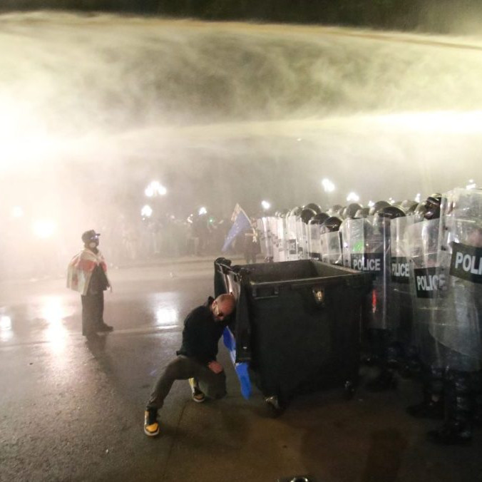 Polícia zasahuje proti demonštrantom vodným delom.