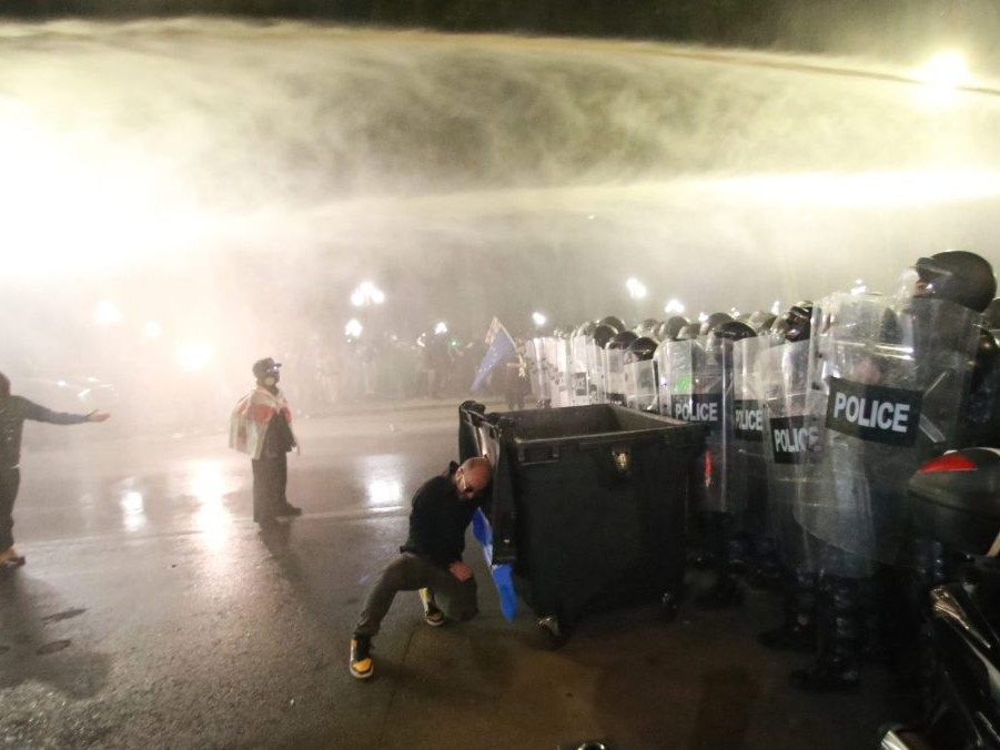 Polícia zasahuje proti demonštrantom vodným delom.