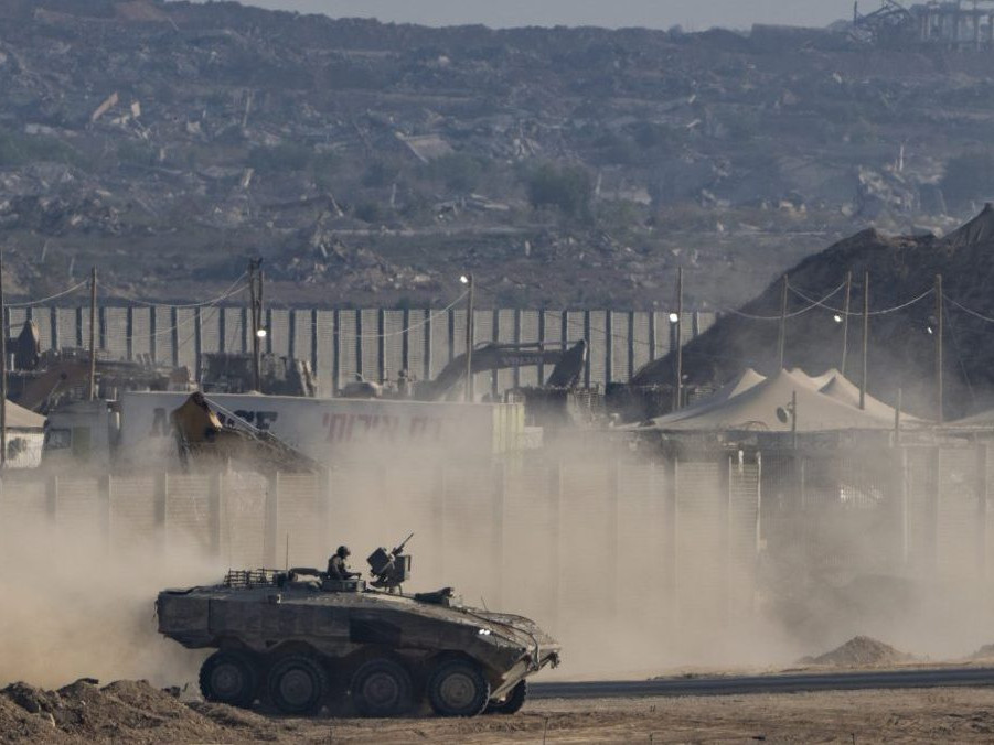 Na ilustračnej snímke izraelský vojak na obrnenom vozidle.