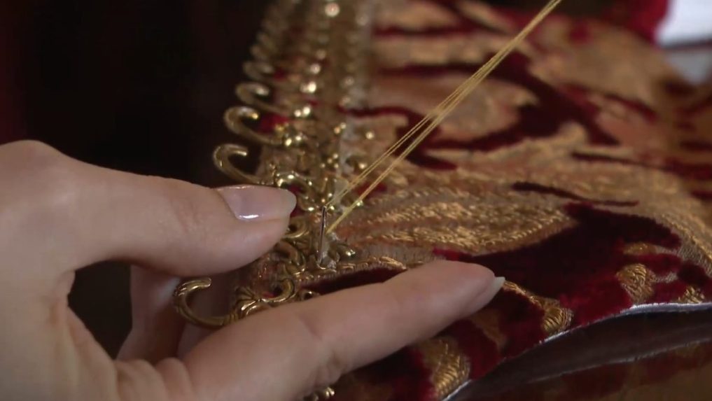 Na snímke T. Tomašovičová pri šití historického odevu.