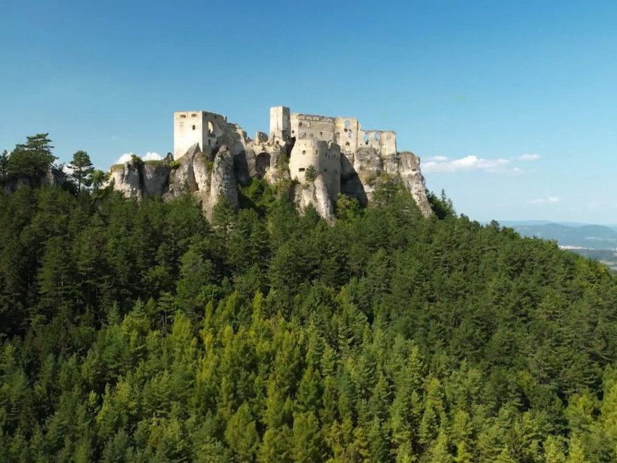 Na snímke hrad Lietava.