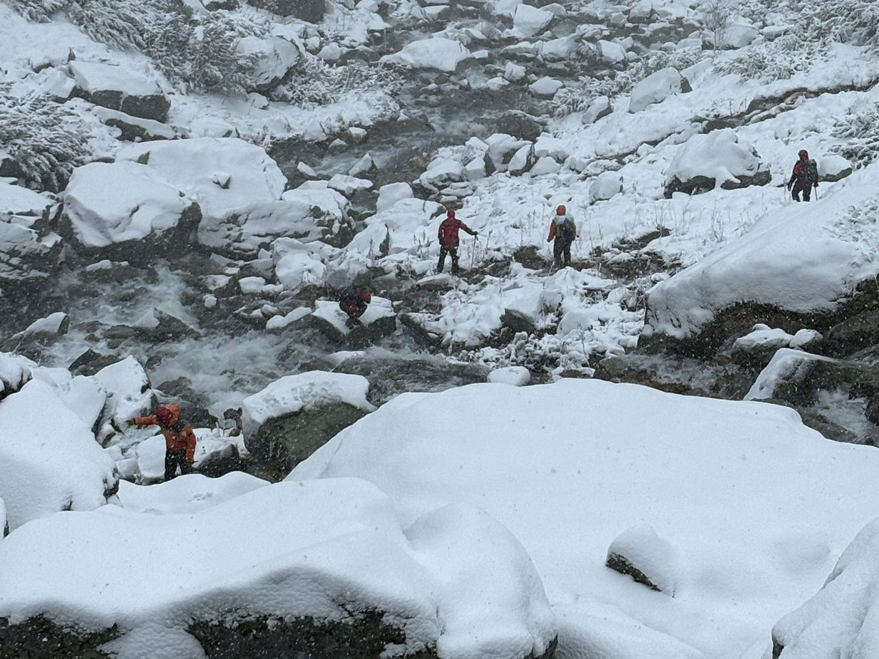 Do pátrania sa zapojili aj psovodi HZS.