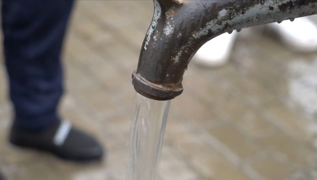 V rómskej osade, kde žije vyše dva a pol tisíca ľudí, majú iba jednu studňu.