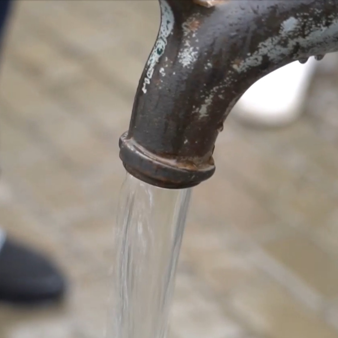 V rómskej osade, kde žije vyše dva a pol tisíca ľudí, majú iba jednu studňu.