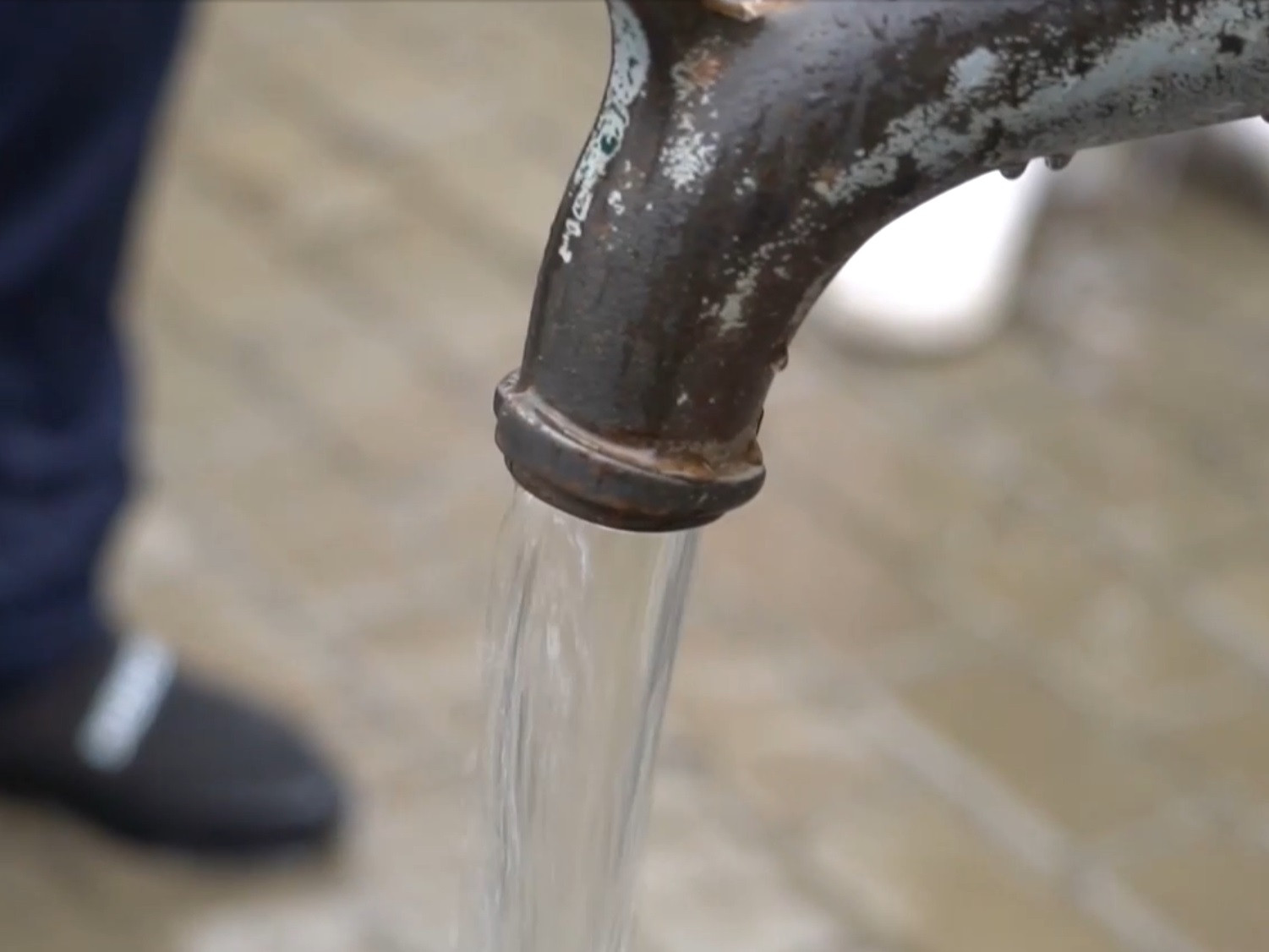 V rómskej osade, kde žije vyše dva a pol tisíca ľudí, majú iba jednu studňu.