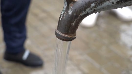 V rómskej osade, kde žije vyše dva a pol tisíca ľudí, majú iba jednu studňu.