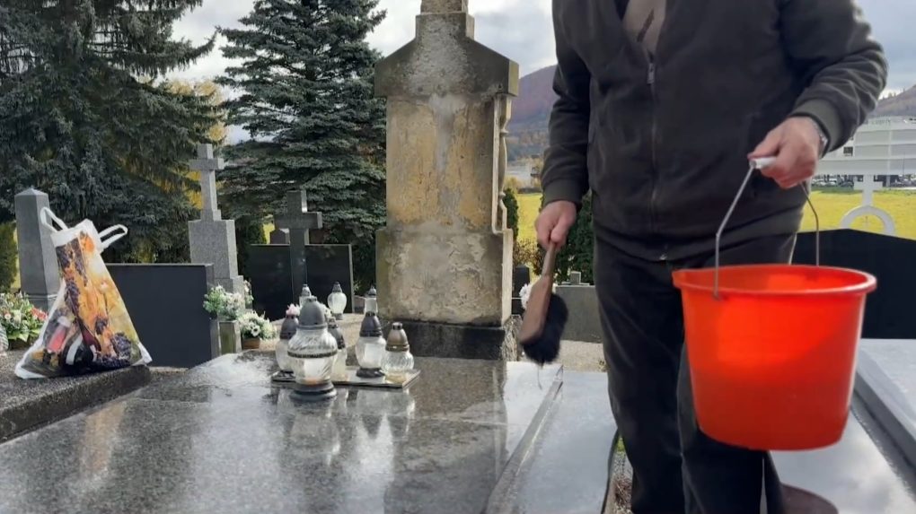 Priniesť si všetko potrebné na čistenie hrobov aj výzdobu býva náročné.