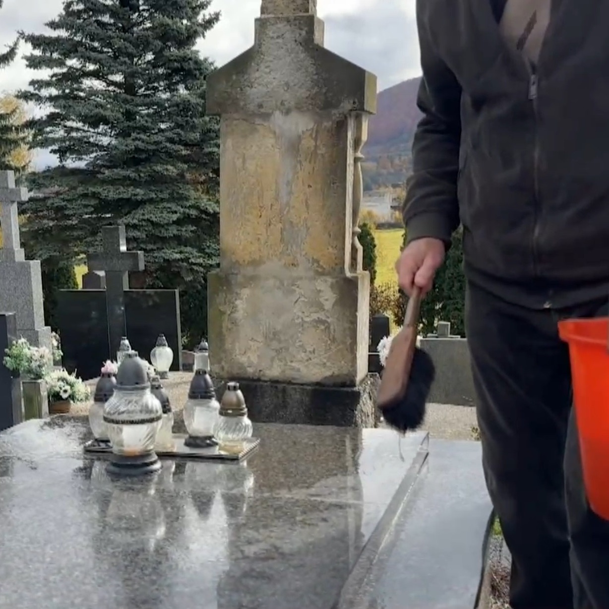 Priniesť si všetko potrebné na čistenie hrobov aj výzdobu býva náročné.