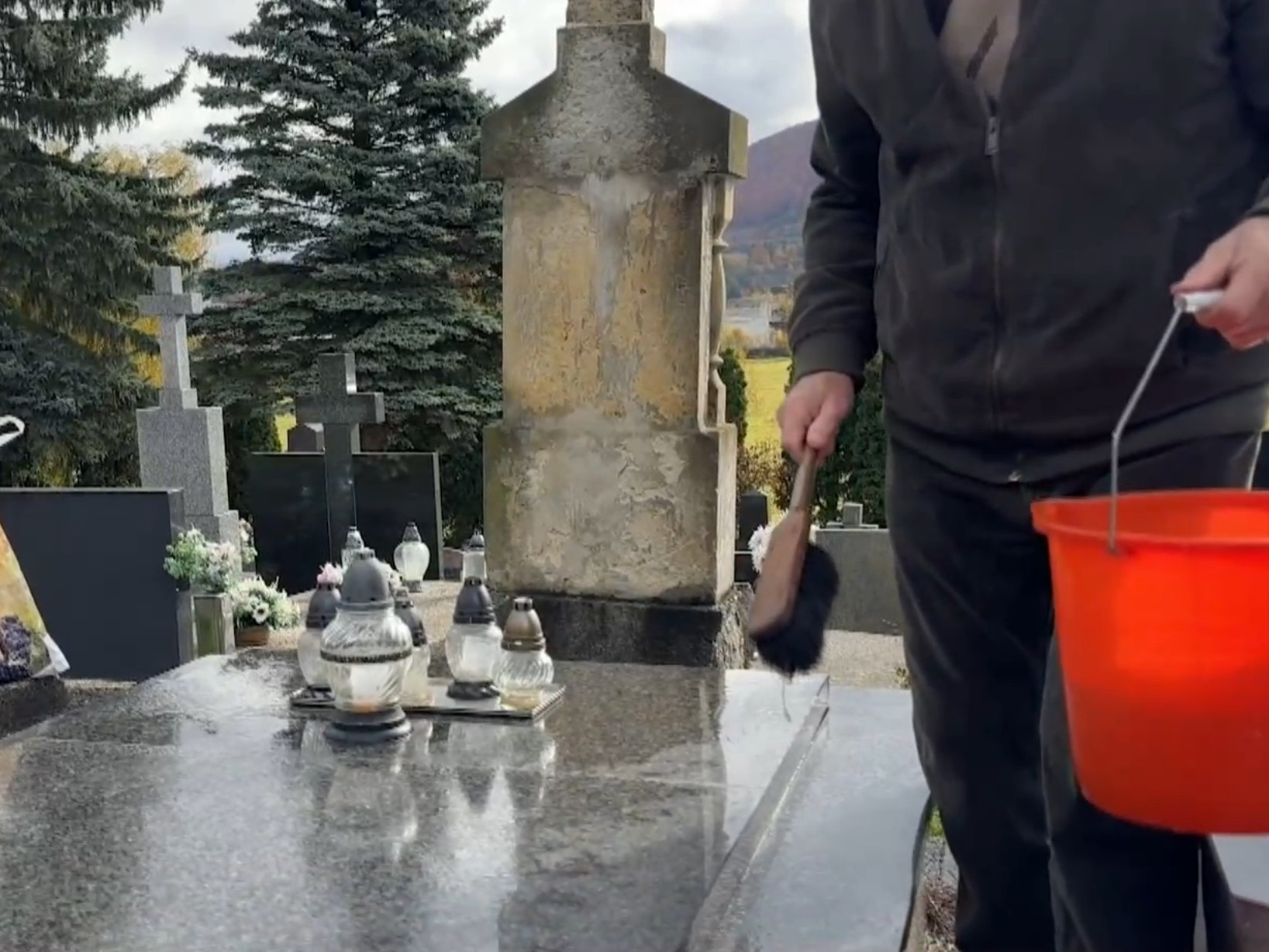 Priniesť si všetko potrebné na čistenie hrobov aj výzdobu býva náročné.