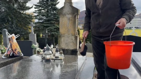 Priniesť si všetko potrebné na čistenie hrobov aj výzdobu býva náročné.