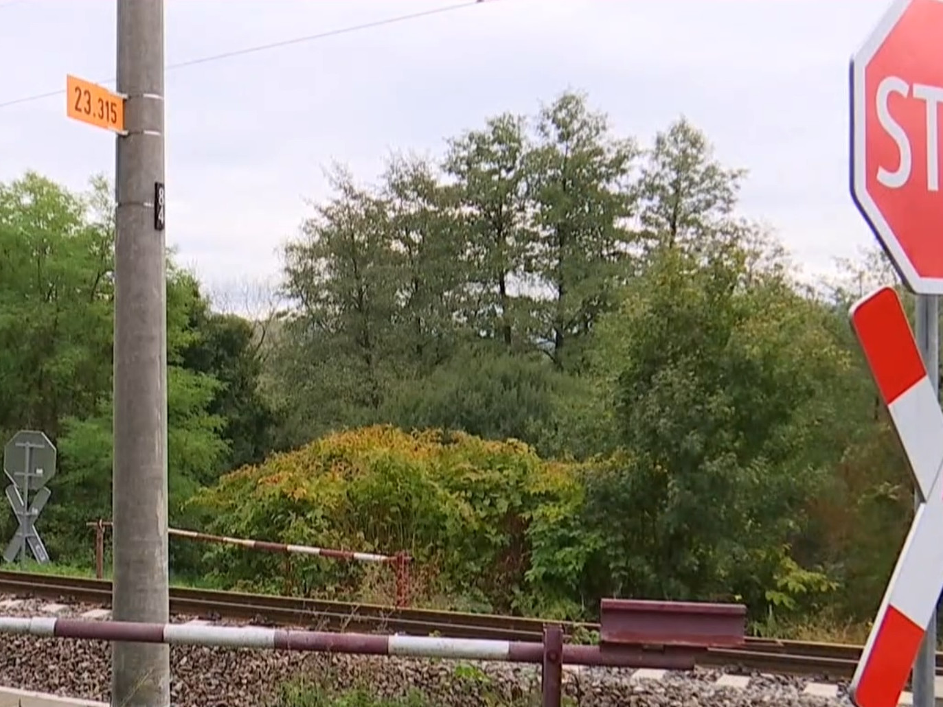 Obec podľa starostky opakovane žiadala, aby železnice priecestie zachovali.