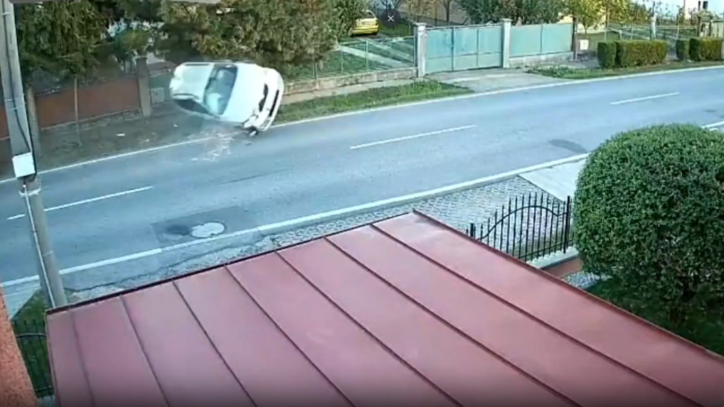 Letel vzduchom a zastavil ho až stĺp: Opitý vodič narazil do auta, stromu i plota rodinného domu