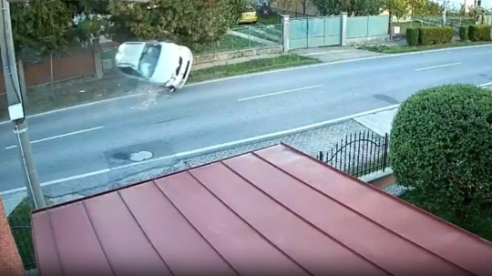 Letel vzduchom a zastavil ho až stĺp: Opitý vodič narazil do auta, stromu i plota rodinného domu
