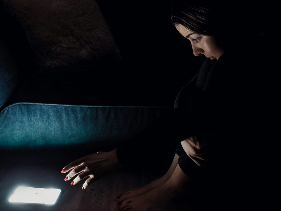 žena na telefóne počas noci