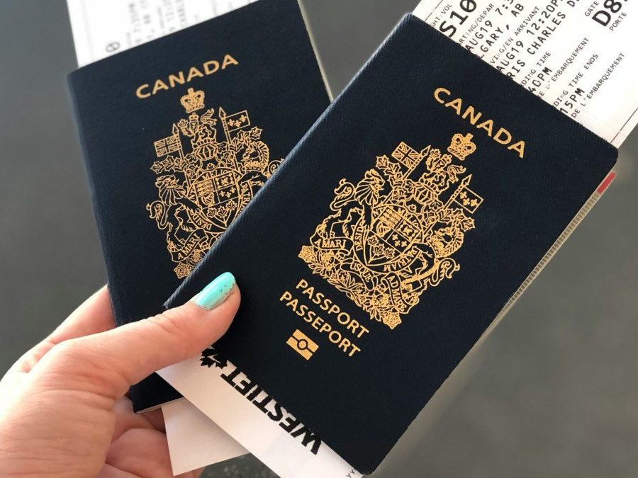 Na snímke sú kanadské pasy.