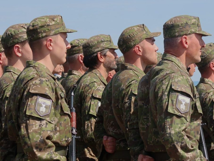 Na snímke účastníci pilotného výcviku Národných obranných síl s Robertom Kaliňákom.