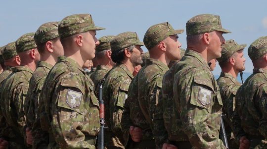 Na snímke účastníci pilotného výcviku Národných obranných síl s Robertom Kaliňákom.
