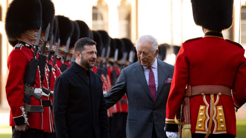 Na snímke Volodymyr Zelenskyj a kráľ Karol III.