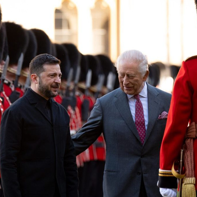 Na snímke Volodymyr Zelenskyj a kráľ Karol III.