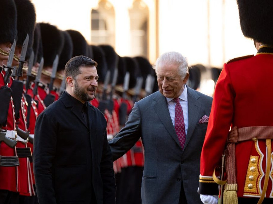 Na snímke Volodymyr Zelenskyj a kráľ Karol III.