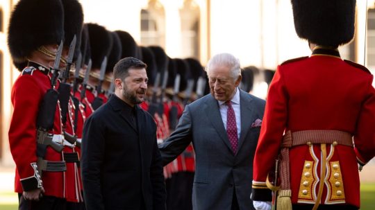 Na snímke Volodymyr Zelenskyj a kráľ Karol III.