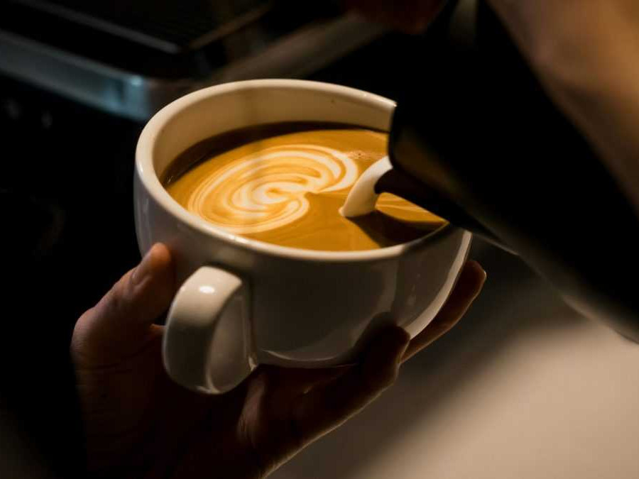 Na snímke je šálka s kávou.