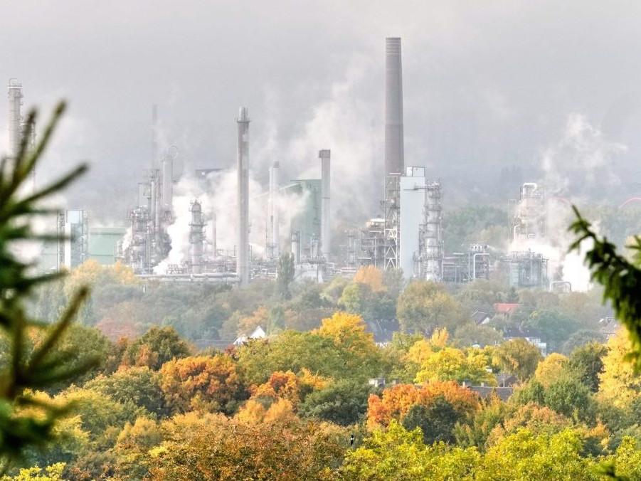 Na ilustračnej snímke komíny v Nemecku.