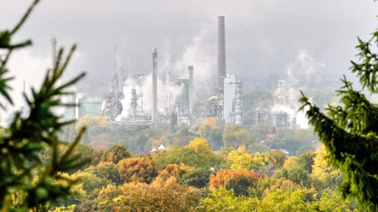 Na ilustračnej snímke komíny v Nemecku.