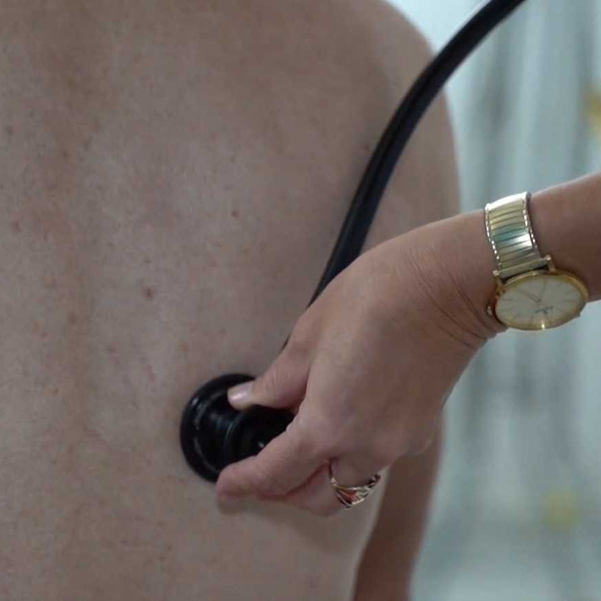 Lekár ošetruje pacienta.