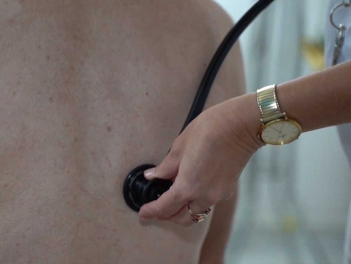 Lekár ošetruje pacienta.