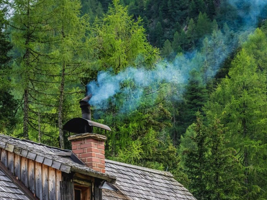 Na ilustračnej snímke dym stúpa z komína domu.