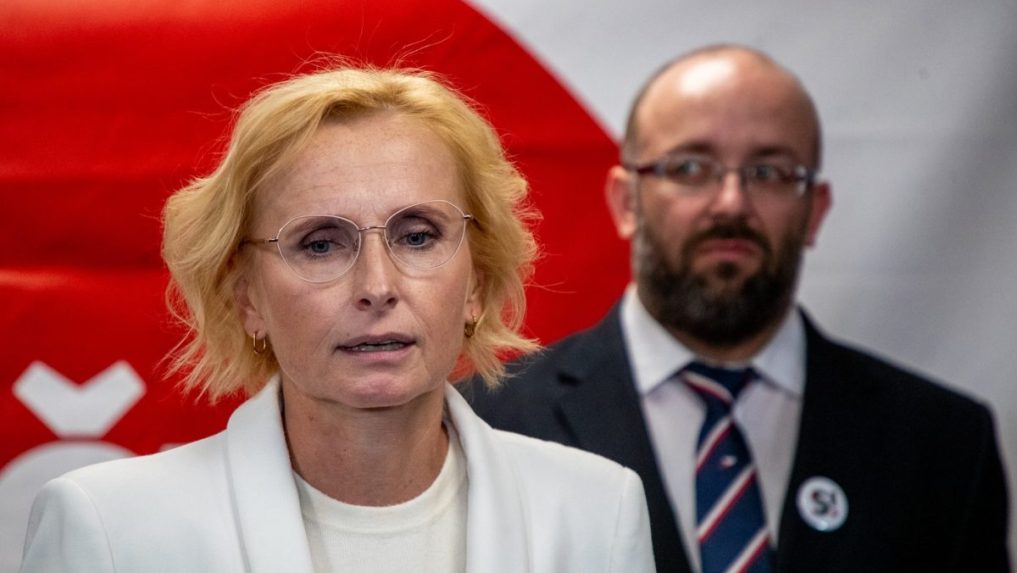 Predsedn&iacute;čka KSČM Kateřina Konečn&aacute; a predseda hnutia Stačilo! Daniel Sterzik.