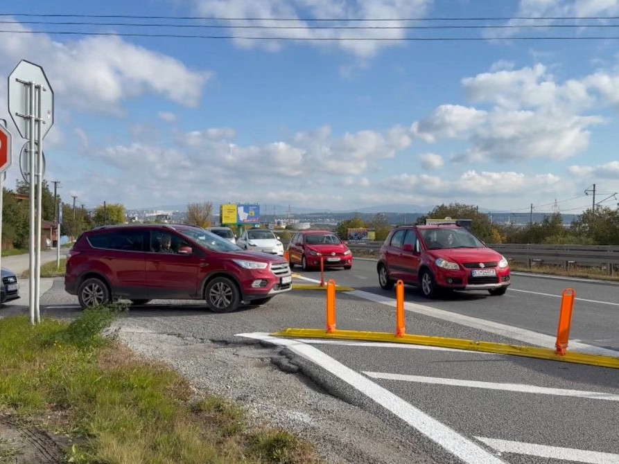 autá na križovatke