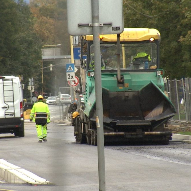 stavebné stroje na ceste