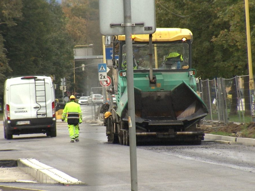 stavebné stroje na ceste