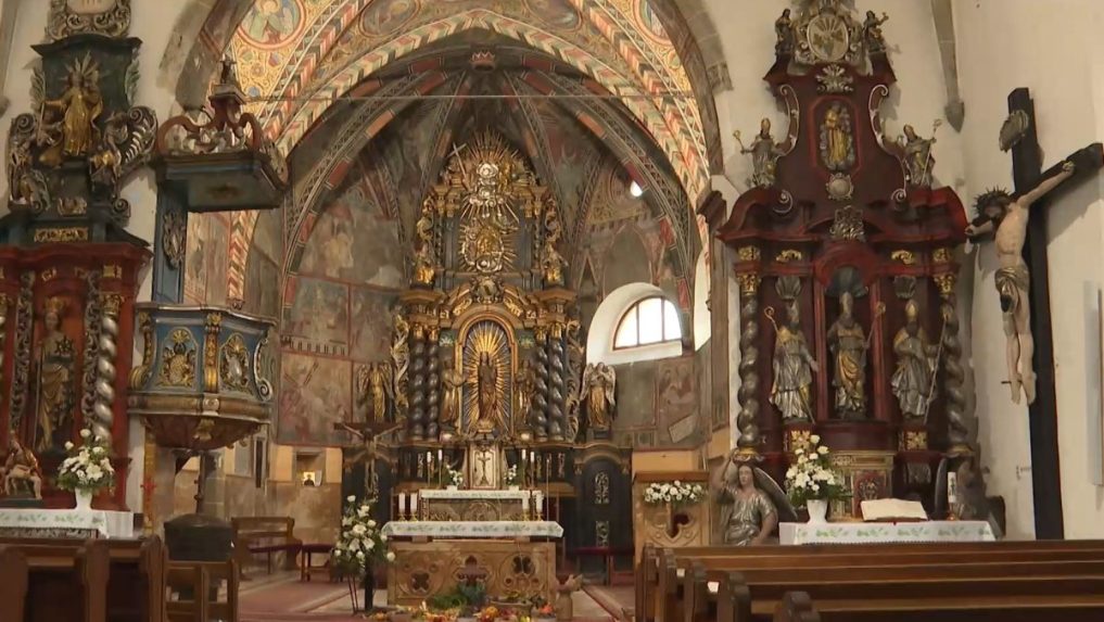 Na snímke interiér farského kostola v Podolínci.