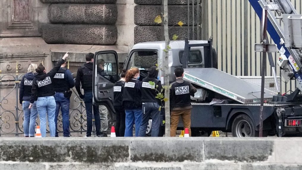 Policajti vyšetrujú krádež šperkov v Louvri.