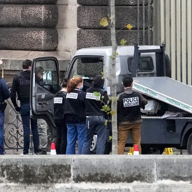 Policajti vyšetrujú krádež šperkov v Louvri.