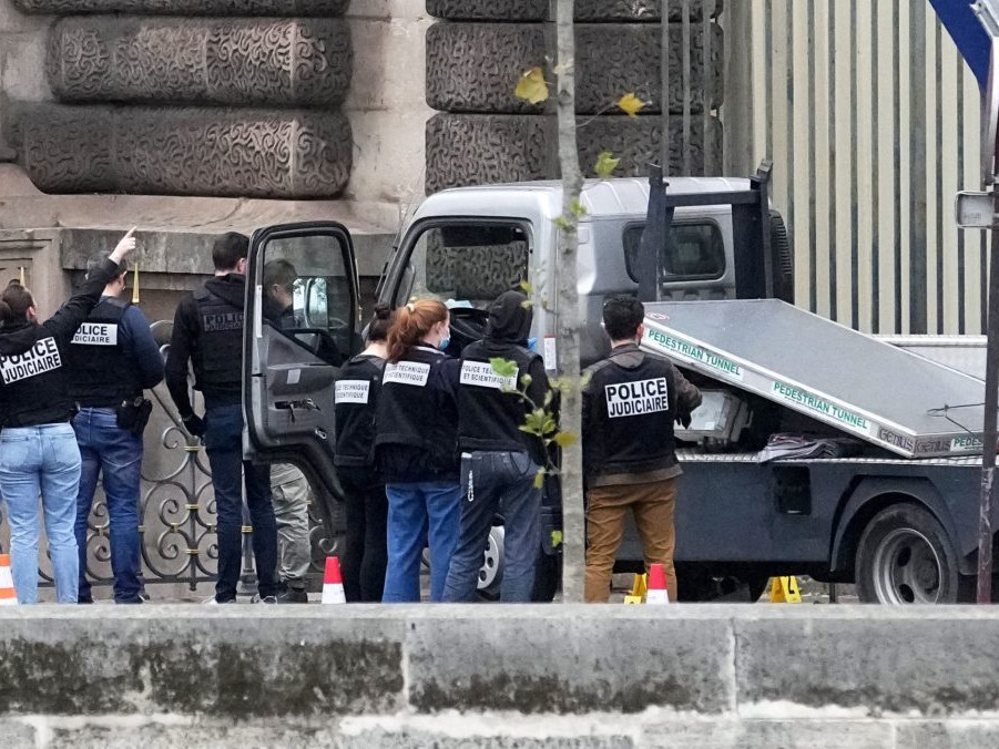 Policajti vyšetrujú krádež šperkov v Louvri.