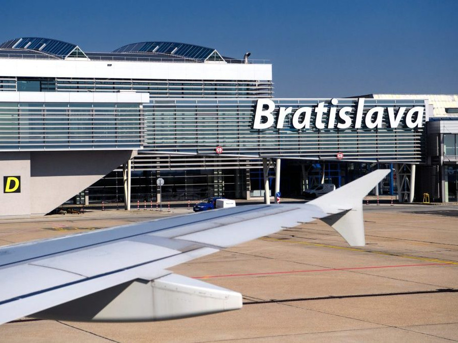 krídlo lietadla a budova bratislavského letiska